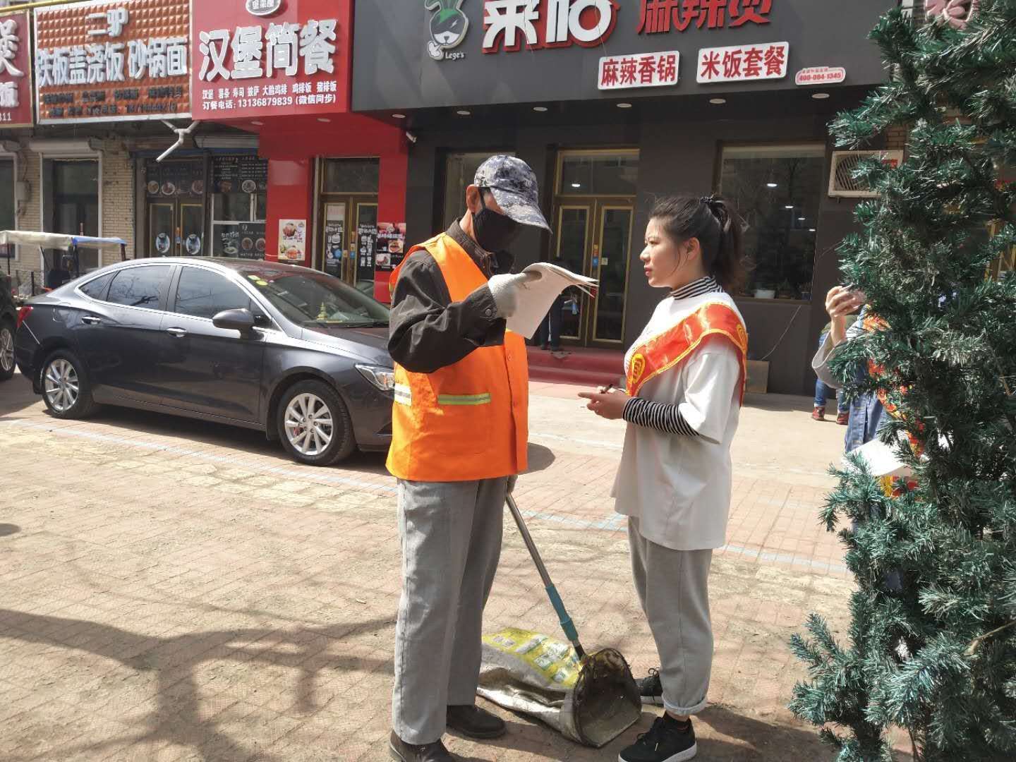 志愿者为环卫工人讲授垃圾分类方法.jpg