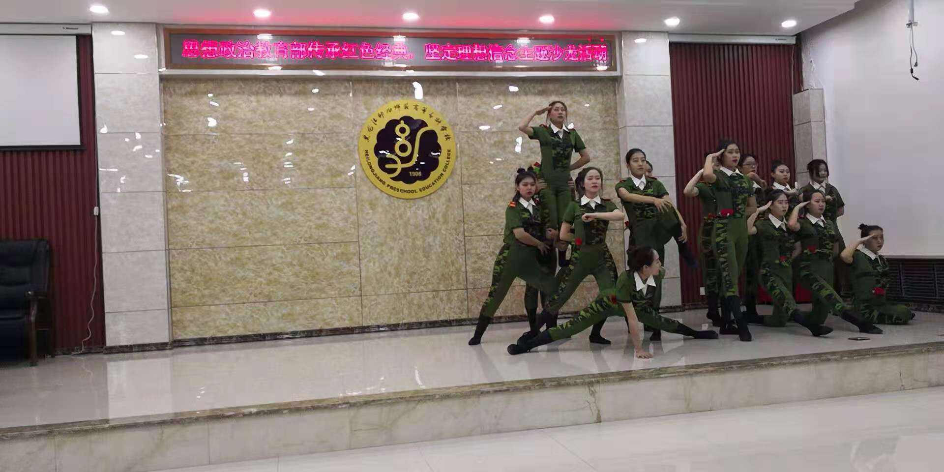 图3：“传承红色经典、坚定理想信念”诗词鉴赏沙龙.jpg