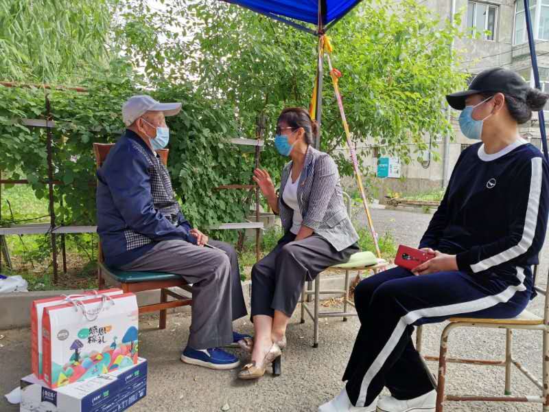 省党代表周世华走访慰问老党员.jpg