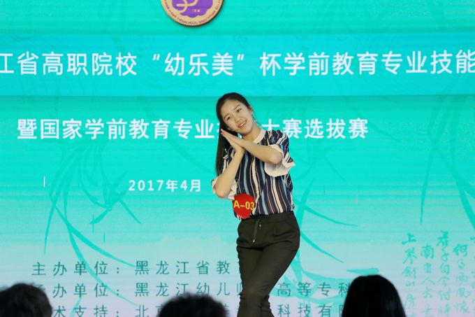 4选手在进行儿歌表演比赛.jpg