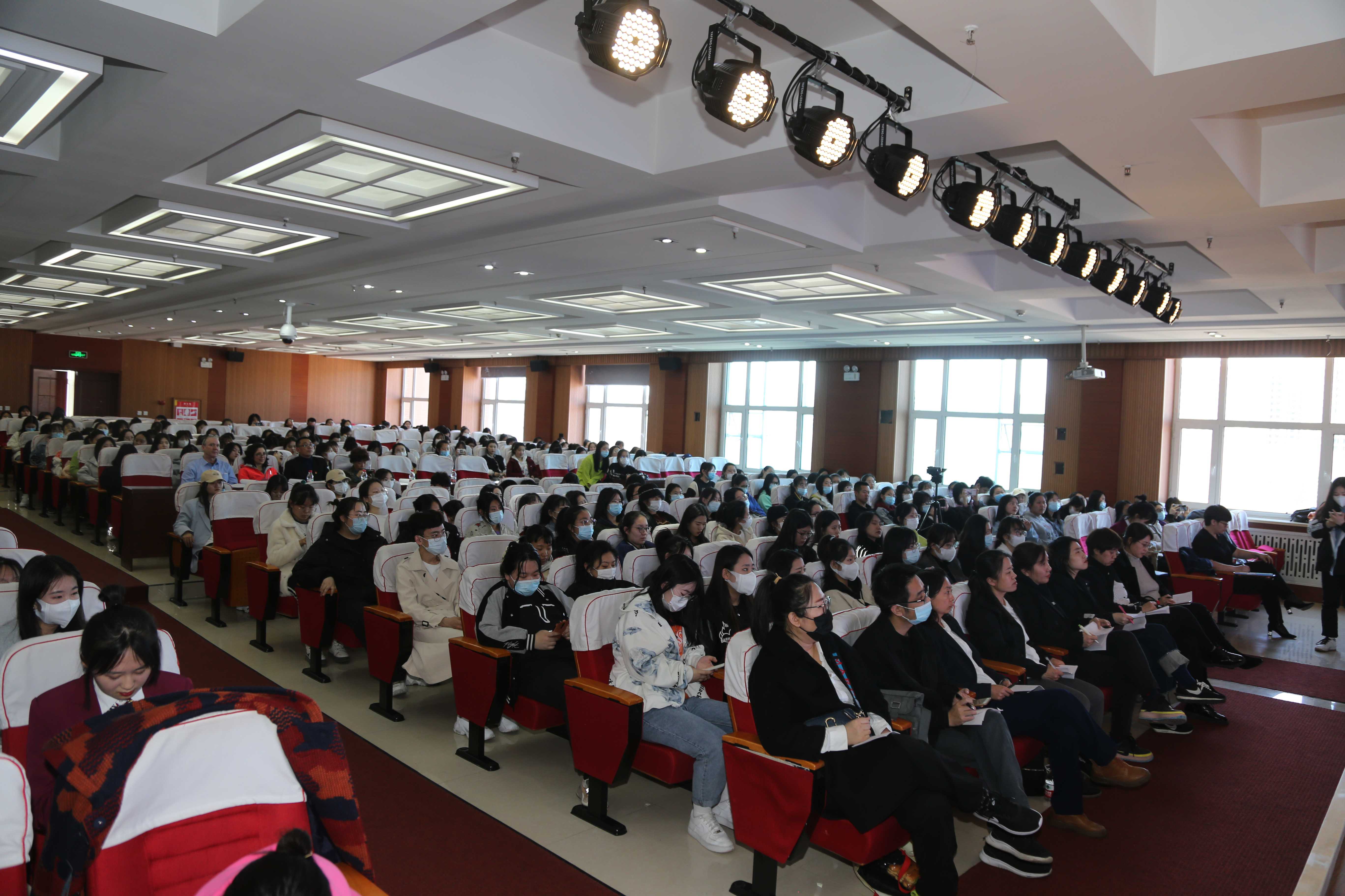 评委由来自外语系的9名专任教师担任.jpg