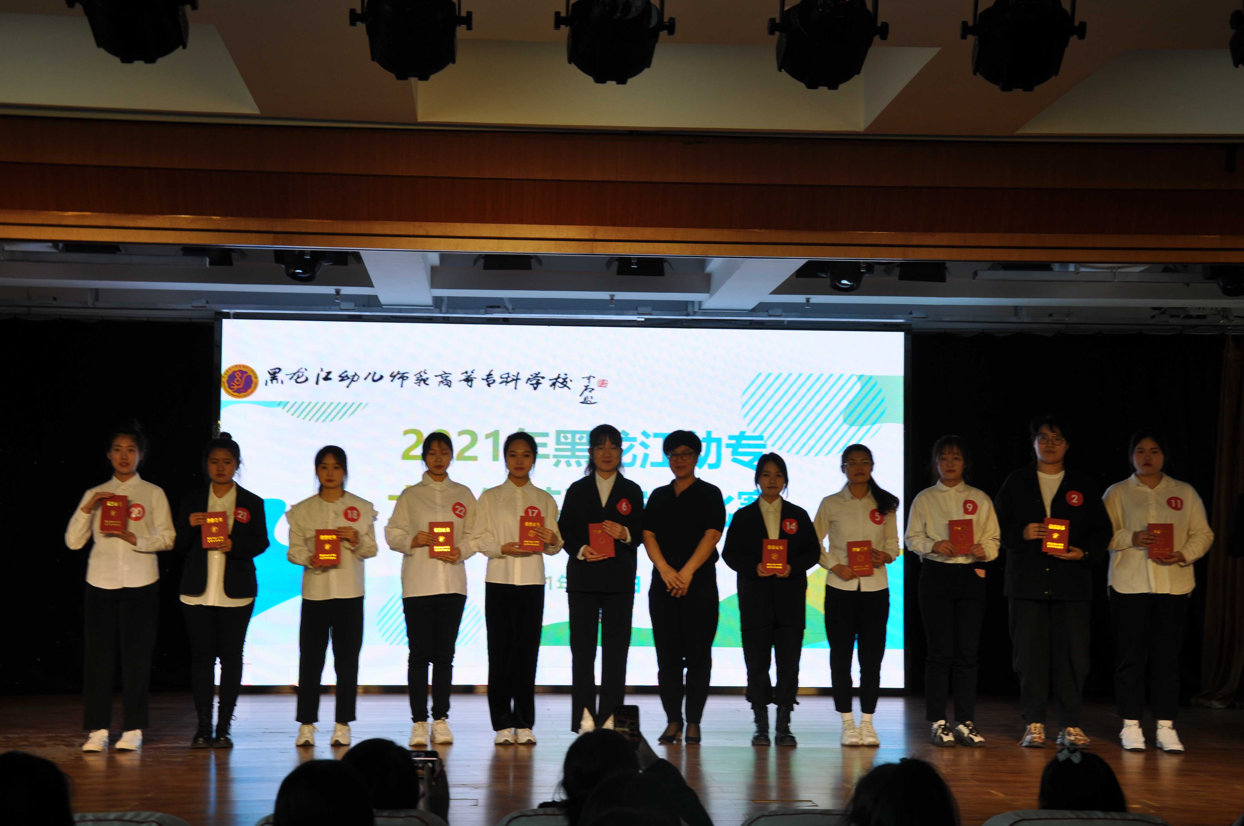 20210410093257_74105.jpg 外语系副主任王岩为三等奖选手颁奖.jpg